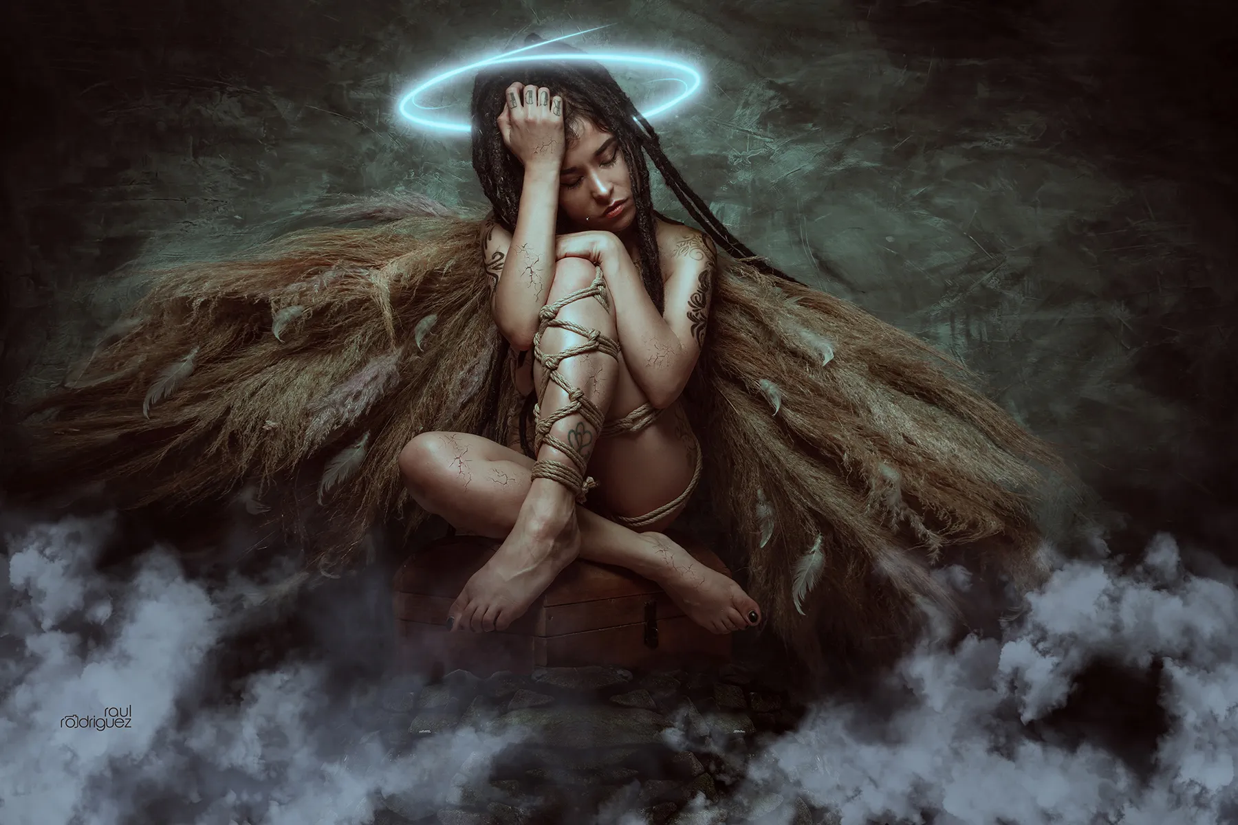 Ángel de la Paciencia sentado con las piernas recogidas sobre un baúl, la cabeza inclinada y las alas naturales extendidas entre nubes.